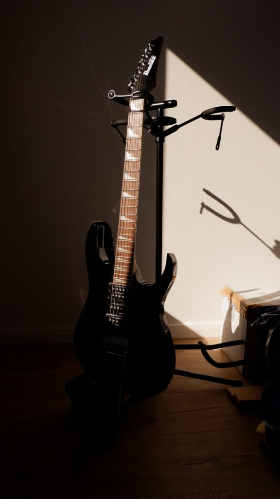 Hercules Guitar Stand Review Is it a Good Buy? Guitar Space