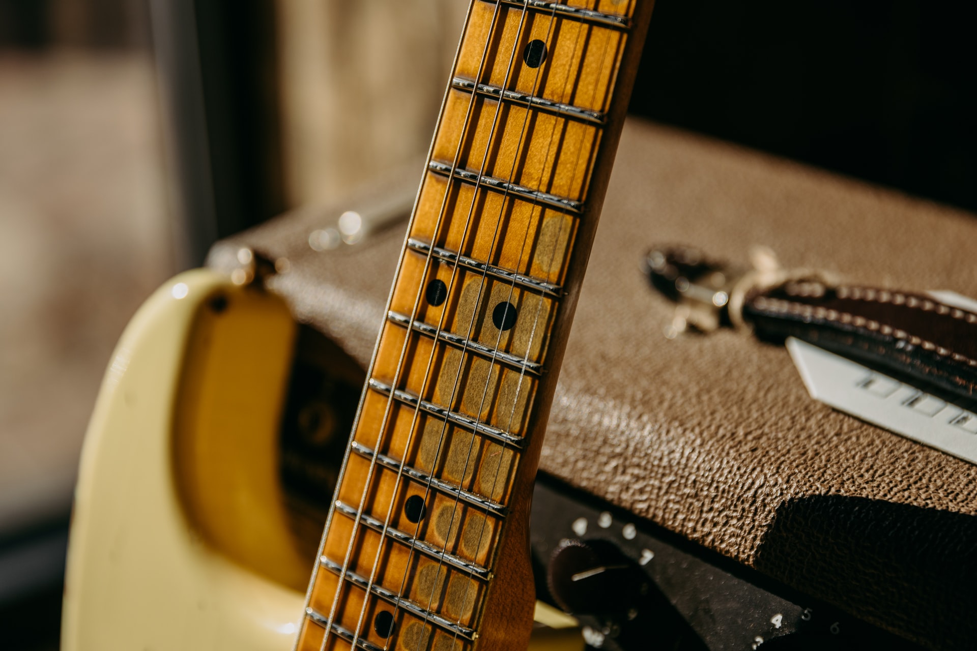 Cleaning an ebony fretboard with dunlop lemon oil