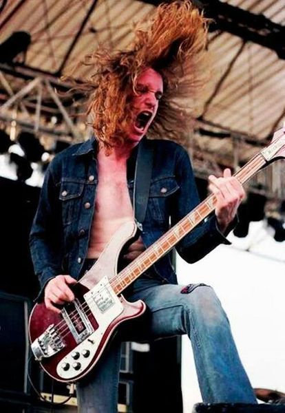 cliff burton playing his rickenbacker bass